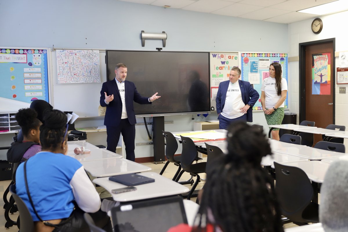 Empowering 1,900+ 7th graders in @IamCPS with financial literacy! Thanks to Junior Achievement and volunteers for a successful Unite for Teen Financial Literacy Day. Together, we're empowering the next generation of leaders! 💼💡 Read more: bit.ly/utf-2024