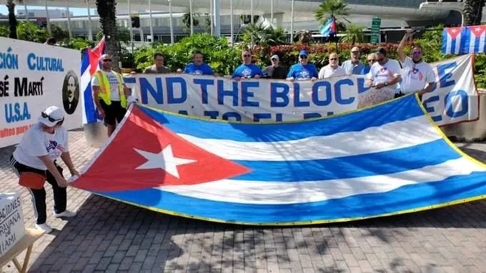 UNA MAÑANA DE DOMINGO! En Miami ,en las entrañas del monstruo, donde cubanos y norteamericanos se unen para exigir el fin del bloqueo y la libre soberanía del pueblo cubano. #MejorSinBloqueo