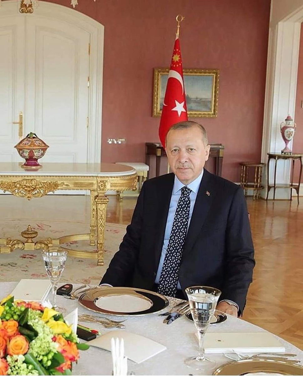 “Sanmasınlar yıkıldık, sanmasınlar çöktük. Bir başka bahar için sadece yaprak döktük.”