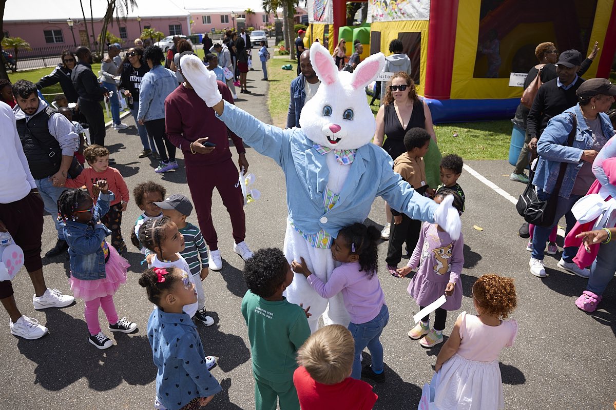 An Egg-ceptional Saturday spent on the Cabinet grounds for the annual Easter Egg Hunt that I host for the @BdaGovernment preschools. With a special appearance from the Easter Bunny, the children enjoyed face painting, fun castles and of course enough sugar to hold them for the…