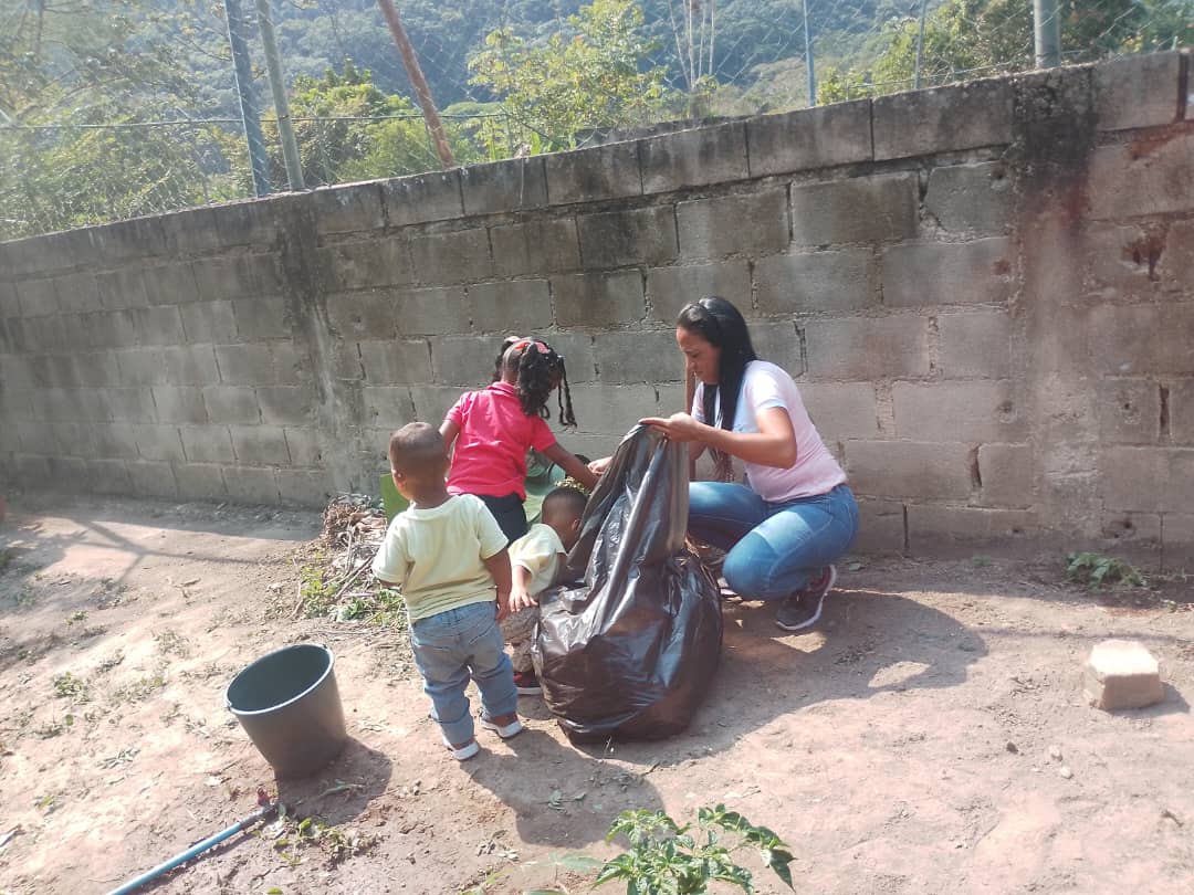Jornada de mantenimiento en la área externa S.C. Simón Rodríguez La Esmeralda Choroní para el resguardo de nuestras escuelas como patrimonio de la comunidad #LaAtencionNoConvencionalNoSeDetiene <a href="/NicolasMaduro/">Nicolás Maduro</a> <a href="/_LaAvanzadora/">Yelitze Santaella</a> <a href="/gtorodelara/">Gisela Toro Hernández</a> <a href="/LeiraSuarezPsuv/">LeyraSuarezPsuv</a> <a href="/PrensaSenifa/">Senifa</a>