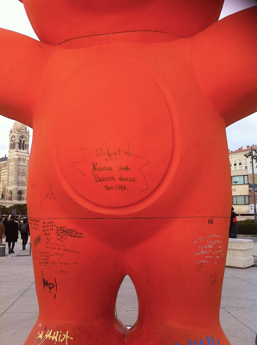 LaurentThines's tweet photo. ✍️ Poème J-01.00.5000
Je suis l’ours J-01.00.5000
le premier que mon maître a dressé
sur ce quai d’aucun départ
d’aucun espoir
loin de mes frères éparpillés façon puzzle
dans le monde entier
peut-être est-ce aussi pourquoi moi
ours Je-soutiens-Gaza
#oursjayet @jesbatjay https://t.co/8VIuyYHPrW