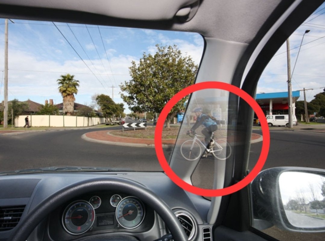 future_refugee's tweet photo. @PoliceMv car in the back is passing a red light like a lunatic. The guy is walking thoughtlessly in the middle. As the driver who has to focus on a lunatic car on the left, and a cop in the blind spot of his wind shield. You should take action on yourself as well @PoliceMv https://t.co/7mgF3PkmKY