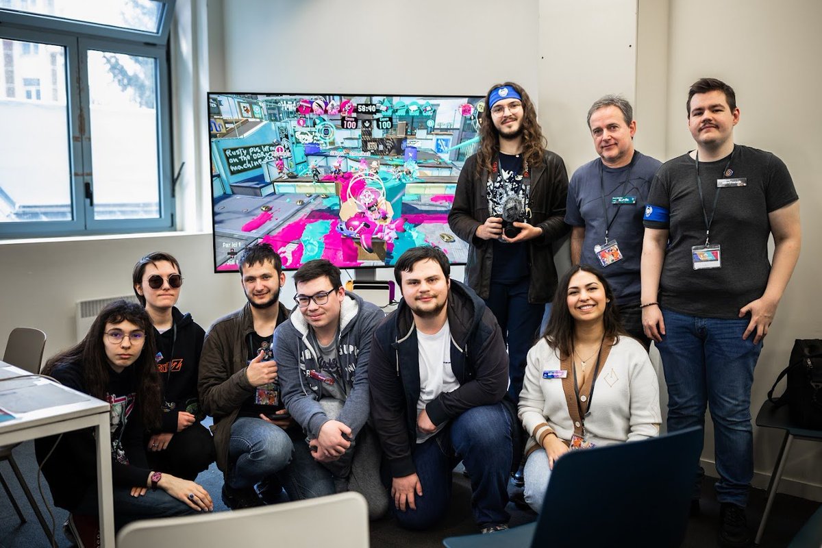 V_apor_'s tweet image. Je viens de retrouver cette photo de @ink_souls avec la team @MacalamarSquad lors de la finale du Bracket Bravo, quel folie
Photo prise par @TimoClaeys