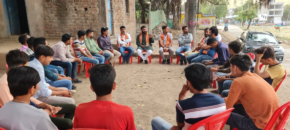 manojsthakur's tweet photo. भारतीय जनता युवा मोर्चा इंदौर ग्रामीण के राऊ विधानसभा के देवगुराड़िया पंचायत में शक्ति केंद्र पर युवा चौपाल संपन्न हुई।

बैठक में जिला मंत्री मोनू अग्रवाल,जिला मीडिया प्रभारी आशीष सालवी,मंडल अध्यक्ष अजय यादव एवं युवा साथी उपस्थित रहे।

@narendramodi @KailashOnline  @HitanandSharma  @DrMohanYadav51 @vdsharmabjp @DrMohanYadav51 @ChintuVermaBJP @jiratijitu @KailashOnline @upadhyaysbjp  @shivprakashbjp @vaibhavpawarmp  @AmitShah  @Bharatiya @janataparty_org 

#यूथ_कनेक्ट_युवा_चौपाल #manojsinghthakurbjp