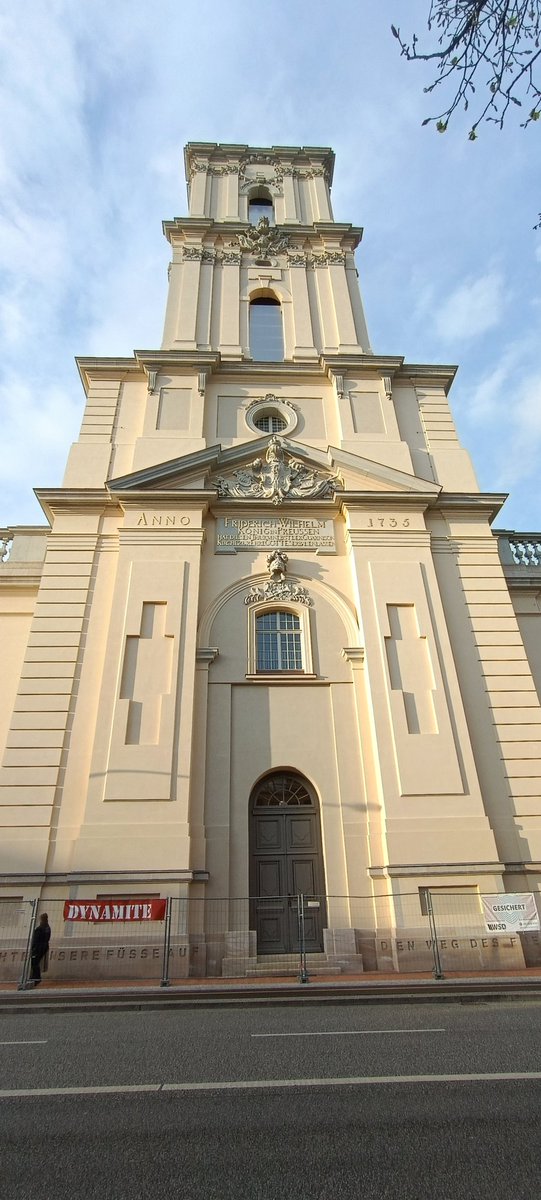 Zwei Türme, zwei Kopien...

Links die echteste aller Turmkopien!!!  Erkennbar am Dixi auf dem Dach und dem Segen von Jesus persönlich. 
alles andere ist Preussenpimmel-Schrott.
#Garnisonkirche