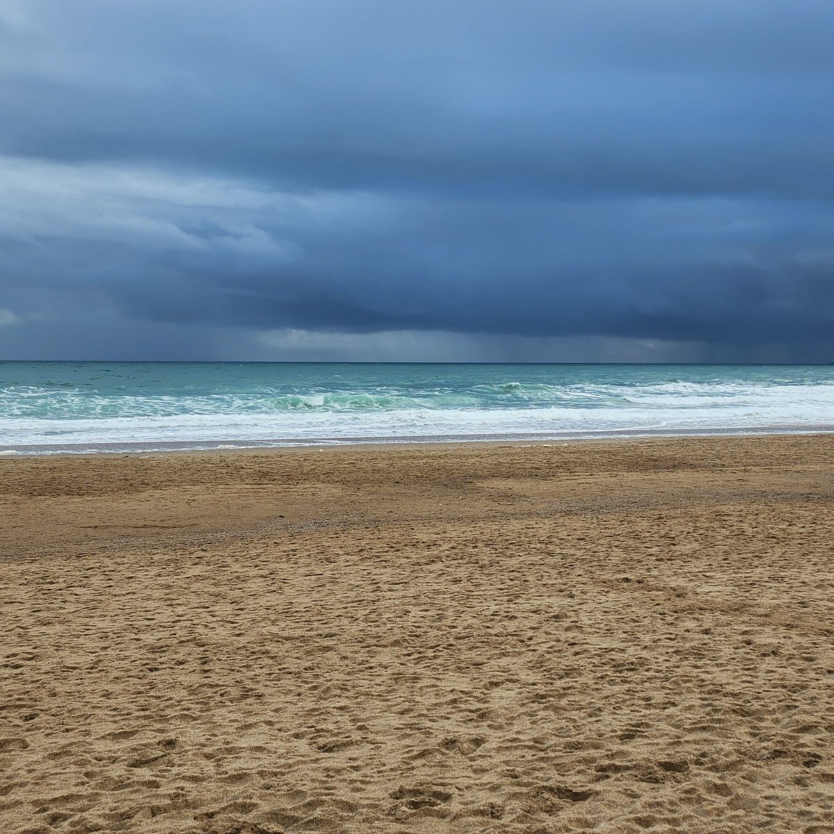 SW Cornwall looking pretty dramatic this evening. I love those ominous skies... @Gaiinz @MrsVeriTea 🖤🩶💙🩶🖤