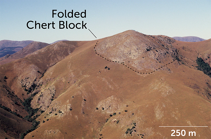 ScienceNews's tweet photo. In the Barberton Greenstone Belt, silica-rich sedimentary rock layers squeezed by intense pressure into folds of chert (outlined) may offer evidence that plate tectonics triggered a powerful megathrust earthquake between about 3.2–3.6 billion years ago.

https://t.co/05ah4ABsXB https://t.co/AF1OElvM2L