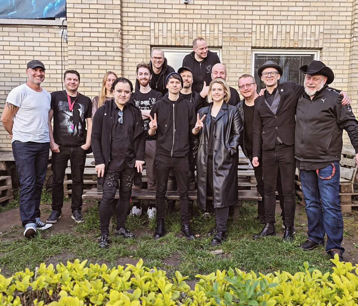 <i> Highly Emotional End Of Tour Photo With Our Friends from #EmpathyTest @empathytest @IsaacHowlett @Lakeside_X @pluswelt @amarcuscarter. Next stop for #AUGER is America at @darkforcefest! ;-) #TeamAuger #AugerMiners <i>
