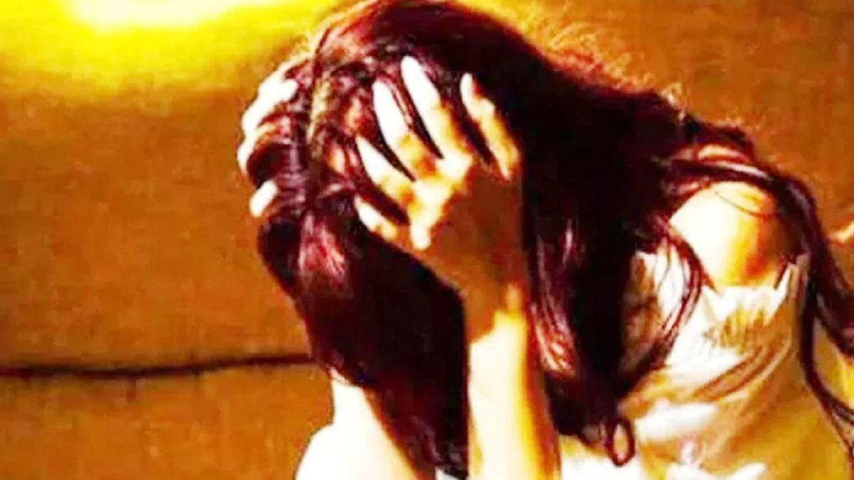 #Mumbai A man identified as Kamathipura resident Noor Ahmed Sagir Ahmed (34) was thrashed by passengers for allegedly molesting a 15-year-old girl inside a Local train.