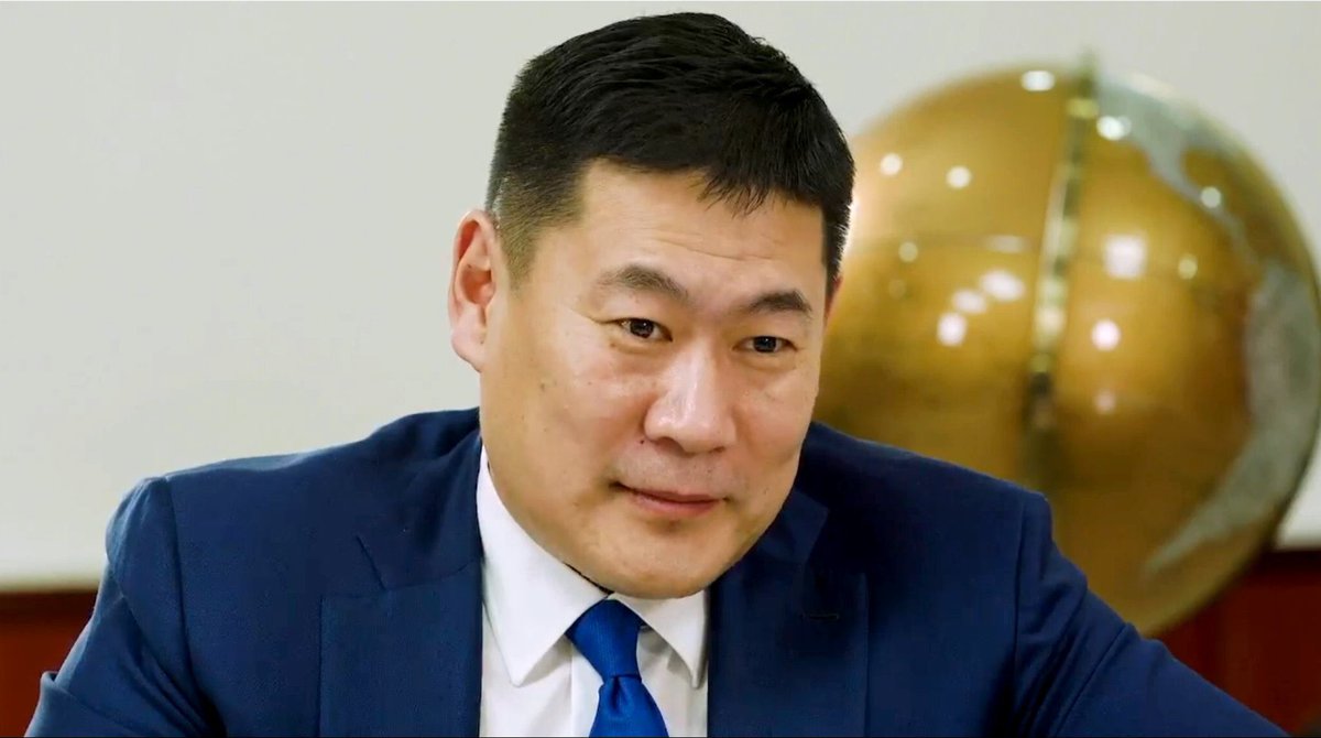 Ковидыг амжилттай давсан мундаг Ерөнхий сайд гээд өөрийгөө магтах. Хүн амынхаа түвшинд харьцуулвал нас баралтаар дэлхийд тэргүүлж, хүний эрх дээд зэргээр зөрчигдөж, наад захын эрүүл мэндийн анхан шатны тусламж авч чадалгүй ялгаварлан гадуурхагдаж амиа алдаж, амьсгалын аппарат