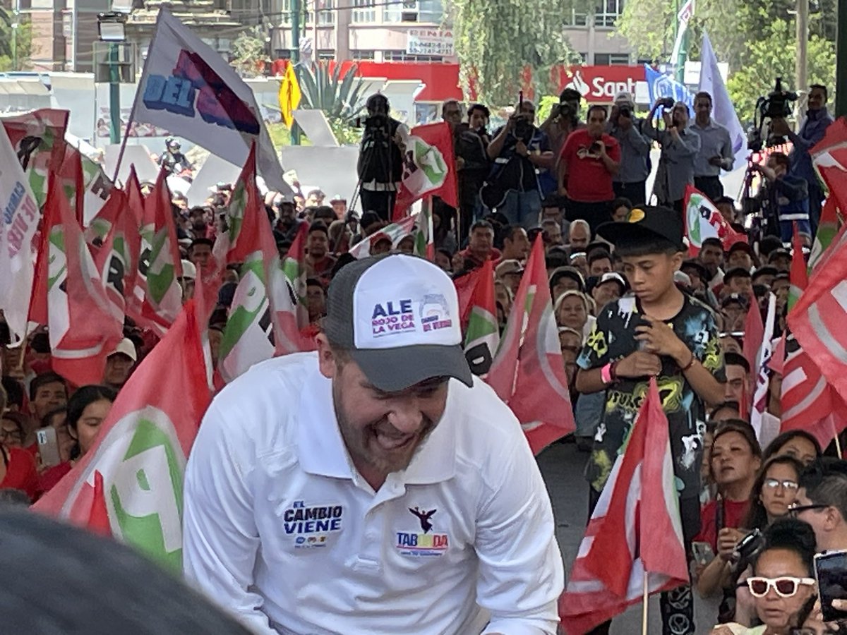 ferbelaunzaran's tweet photo. “Agarra lo que te dan, pero tacha el logo del PAN”

“Diles que sí, pero tacha el logo del PRI”

“Tomen lo que les den, pero tacha el logo del PRD”

.@STaboadaMx en el evento de @AlessandraRdlv.

#ElCambioViene https://t.co/shYNiyMMxr