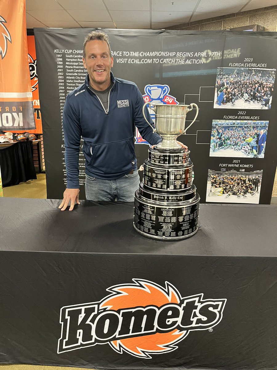 Thanks so much to the @FWKomets and their great fans for having us at your game! @DarrenMcCarty4 was able to drop the puck for the game and Dom got a pic with the Kelly Cup, the @ECHL trophy. #messbucketcomics #conics #fortwaynekomets