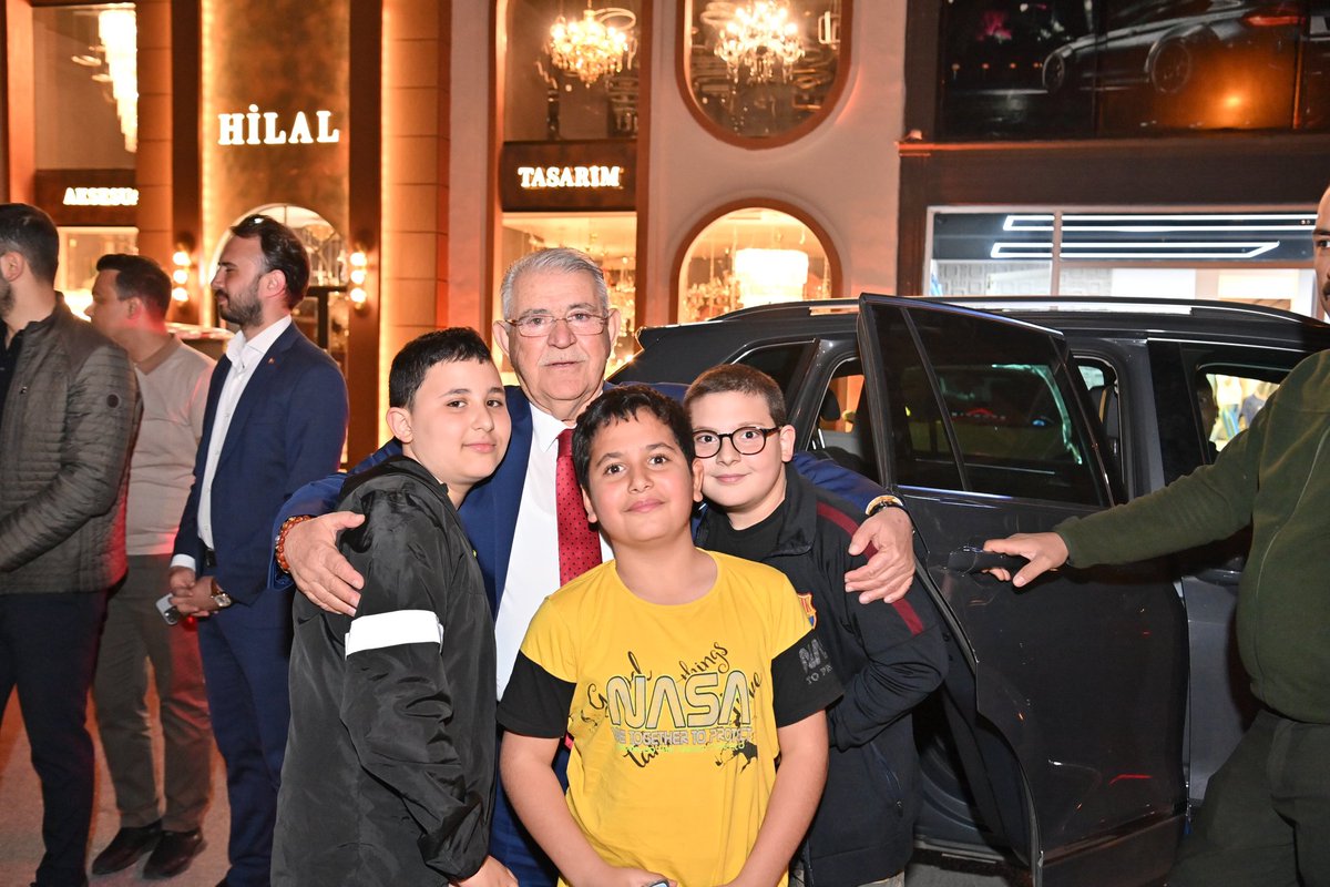 Sigortahane isimli işletme sahibi değerli kardeşimiz Bekir Kılıç'ın iftar davetine katılarak, vatandaşlarımızla bir araya geldik.

Kıymetli Bekir Kılıç'a ikramlarından ötürü teşekkür ediyor, bol ve bereketli kazançlar diliyorum.

Oruçlarımız kabul, ibadetlerimiz makbul olsun.