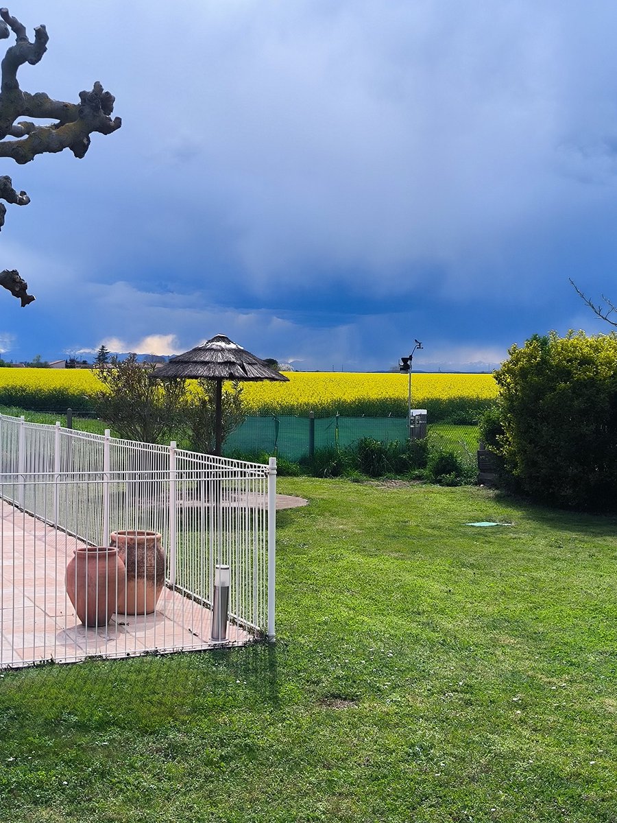 PhilippeDurr1's tweet photo. Une journée comme je les aime, depuis chez moi ... Un peu d'agitation dans le ciel, des couleurs, des contrastes, mes Pyrénées, tout ce qui fait le sel de la météo. #orages #gresil @Meteo_Pyrenees @meteofrance #nuages #static @infoclimat #colza #printemps https://t.co/7AKTlx5OvJ