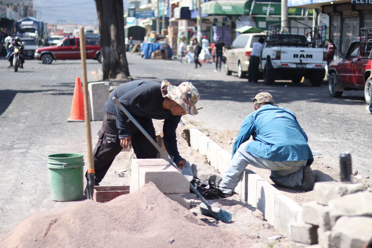 La Jefatura de Infraestructura y mantenimiento municipal continúa con los trabajos en el arriate central de la 17 avenida entre 2ª y 3ª calle zona 3, en coordinación con COCODE del sector. #MuniXela #SeguimosTrabajando