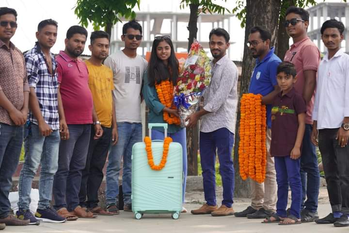 বাড়ী ফিরে দফায় দফায় সংবর্ধনা পাচ্ছেন নারী ফুটবলার