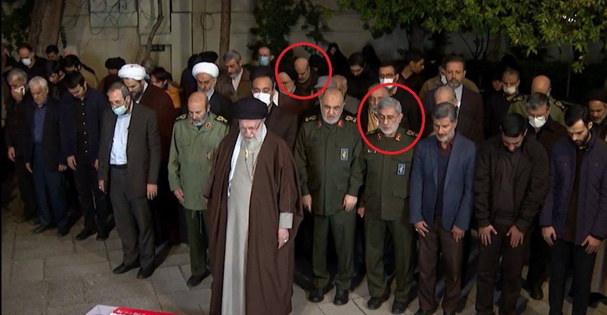 Onun ne kadar kıdemli olduğunu anlamak için şu resme bakmalısınız: Zaheidi arka tarafta tüm üst düzey İranlılarla birlikte bir daire içinde işaretlenmiştir: Hamaney, El Kuds Gücü komutanı İsmail Ka'ani, Devrim Muhafızları komutanı Hüseyin Salami.