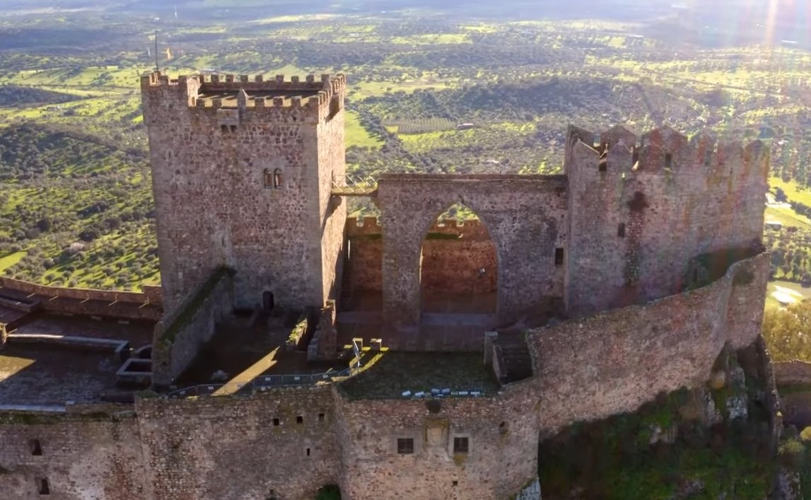 Un #castillo de #Badajoz para más información pincha aquí: amigosdeloscastillos.es/castillos/deta… @BaylioMagazine @gfernandez15 @igersextremadur @DipdeBadajoz @TurisBadajoz @Extremadurismo @spain @extremavirtual #igersextremadura #CastillodeLuna #Alburquerque #NoAlOlvido #Turismo