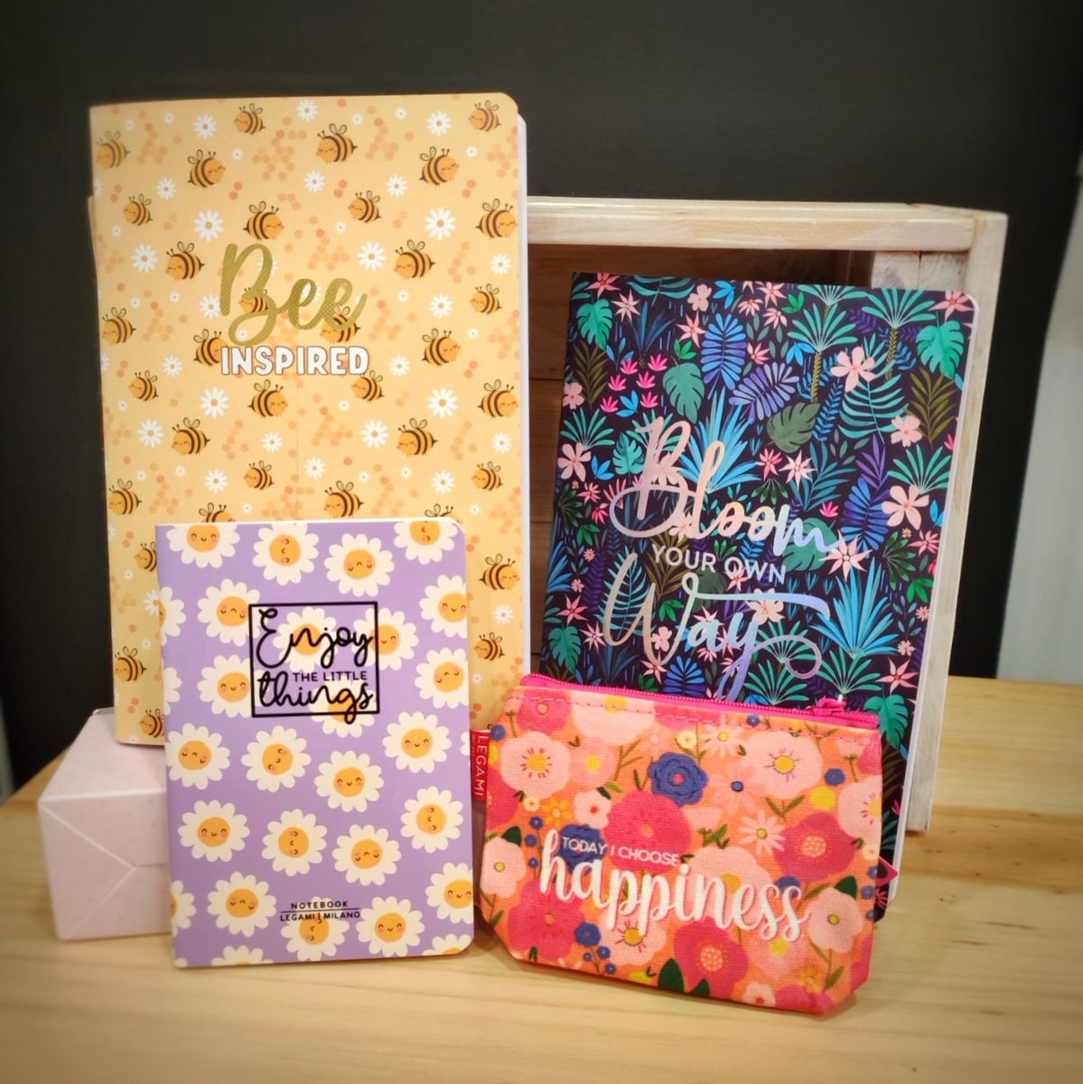 ¡Primavera! 🌸🌼 #Spritzart #Cáceres #cuaderno #notebook #abeja #bee #flores #flowers #margarita #daisy #cosaschulas #papeleríabonita #tiendasconencanto