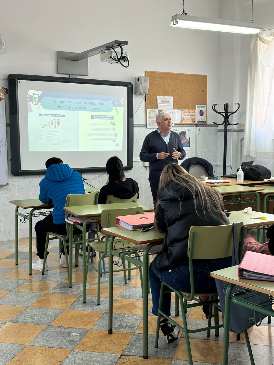 🎉 ¡Hoy tuvimos una charla especial de Educación Financiera en nuestra clase de Economía de 1º de Bachillerato, gracias a EduFiNet! 💼💡 ¡Exploramos consejos prácticos sobre cómo manejar el dinero de manera inteligente! ¿Quién dijo que las finanzas son aburridas? 💰📚