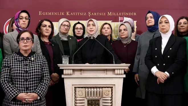 Maddi (ödediğim tazminatlar dahil) manevi her şeyimle savunduğum mücadele ettiğim uğruna uykusuz kaldığım eş dost tartışıp toz kondurmayıp yücelttiğim Reis'im gözbebeği Ak Parti yi AKEPE yapan kitle....
Takım elbise giyen kadınlara Hakkımız haram olsun