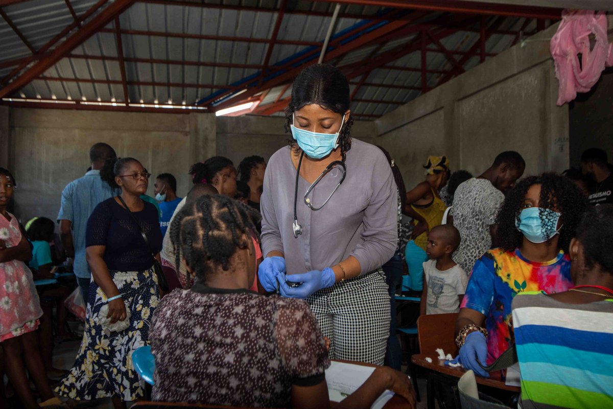 🩺Sous l'égide des autorités sanitaires départementales avec le soutien de l'@UNICEFHAITI, l’#OPSHaiti a mis en œuvre des cliniques mobiles pour offrir des soins complets aux populations déplacées internes de la zone metropolitaine de Port-au-Prince. #HaïtiCrisis