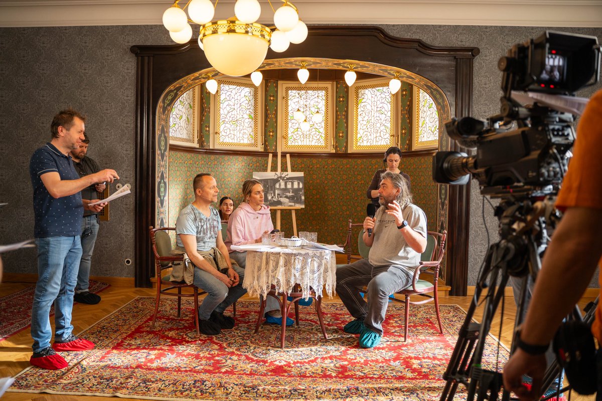 Ostrava_cz's tweet photo. 🌅 Nově otevřená Vila Grossman už zítra přivítá štáb @CzechTV ! 🎥🎬 Do původní podoby kompletně rekonstruovaný “pohádkový palác”🏰 z 20’ let 20. století se promění na studio oblíbeného pořadu Dobré ráno. ☀️☕️ https://t.co/QCAkjp2MMh
