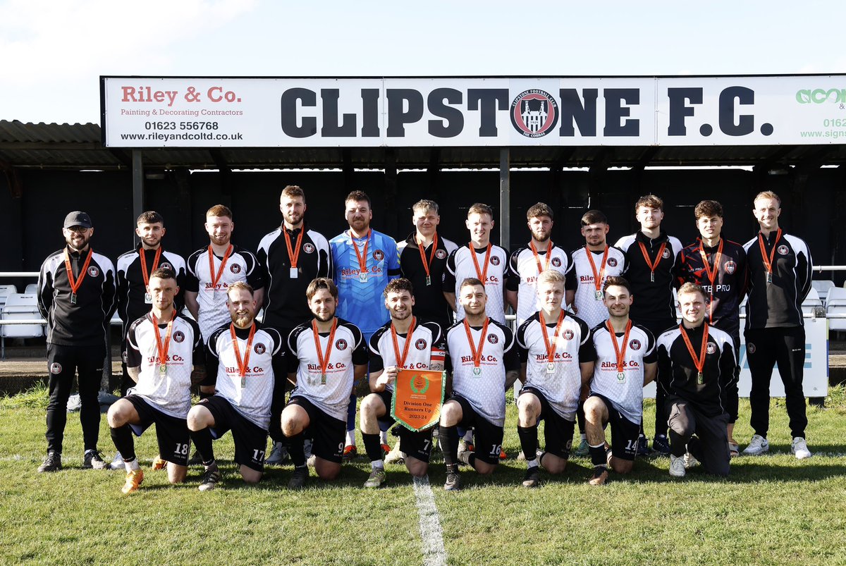 ClipstoneFC1's tweet photo. ✨𝗨𝗖𝗟 𝗗𝗶𝘃𝗶𝘀𝗶𝗼𝗻 𝗢𝗻𝗲 𝗥𝘂𝗻𝗻𝗲𝗿𝘀 𝗨𝗽✨

The Cobras with their medals after finishing second place in the UCL Division One. Play-offs to take place on 27th April. UTC 🐍 https://t.co/jrHfWTKLLj