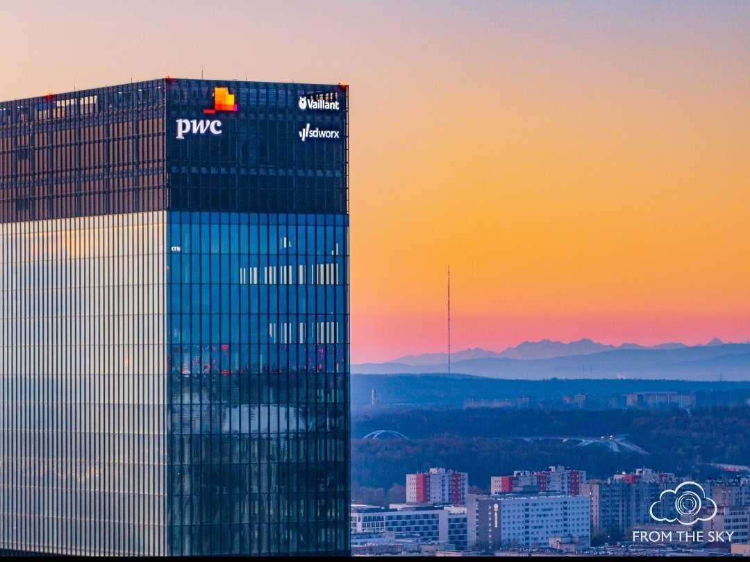 Fana43124688's tweet photo. Friday morning in #Katowice.
#KTW, #Altus and #Spodek office buildings with a view of the #Tatra Mountains and #BaraniaGóra.
(photo by #RobertNeumann). 
#Poland #Silesia
#Polska #Śląsk https://t.co/SuNA8MBJY3