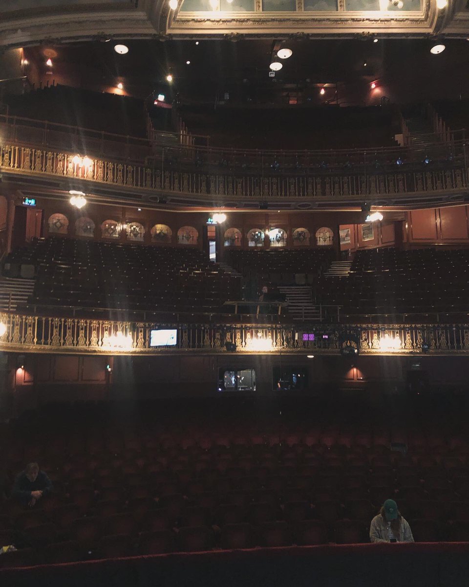 This week we are in London at the gorgeous @newwimbledontheatre with @officergentuk Come see us!