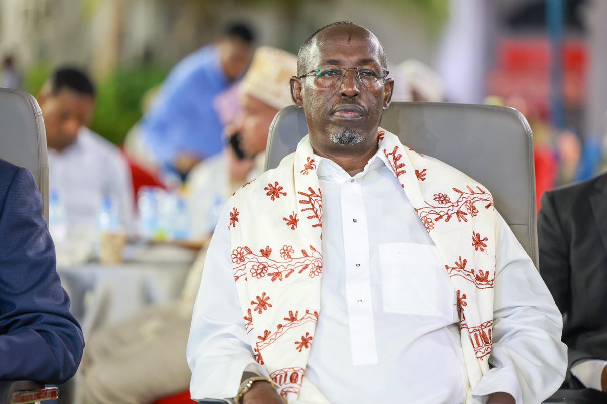 Prime Minister @HamzaAbdiBarre attended an Iftar dinner to thank the leadership of the federal parliament, lawmakers, and the two constitution committees for the amendments and the adoption of the first four chapters of the constitution. During the event, the Prime Minister…