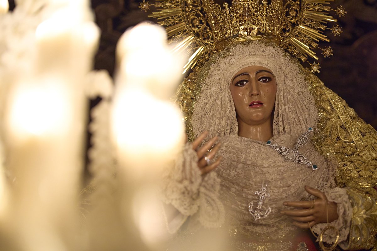 #GALERÍA | Nuestra Señora de la #Esperanza, con toda su candelería plenamente encendida en el interior de la Capilla de los Marineros #EsperanzaDeTriana