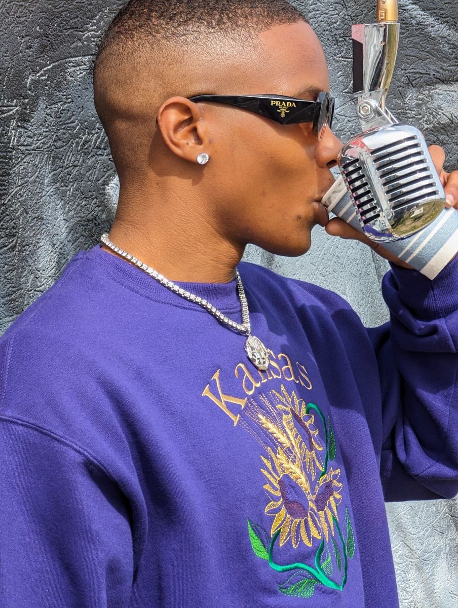 MatthewFThande's tweet photo. MAVMONDAZE 4/1 ♈️
& AINT SHIT CHANGED BUT THAT MF RENT💰
#explorepage #newmusic #kansashiphop https://t.co/yqc7VhG6r7