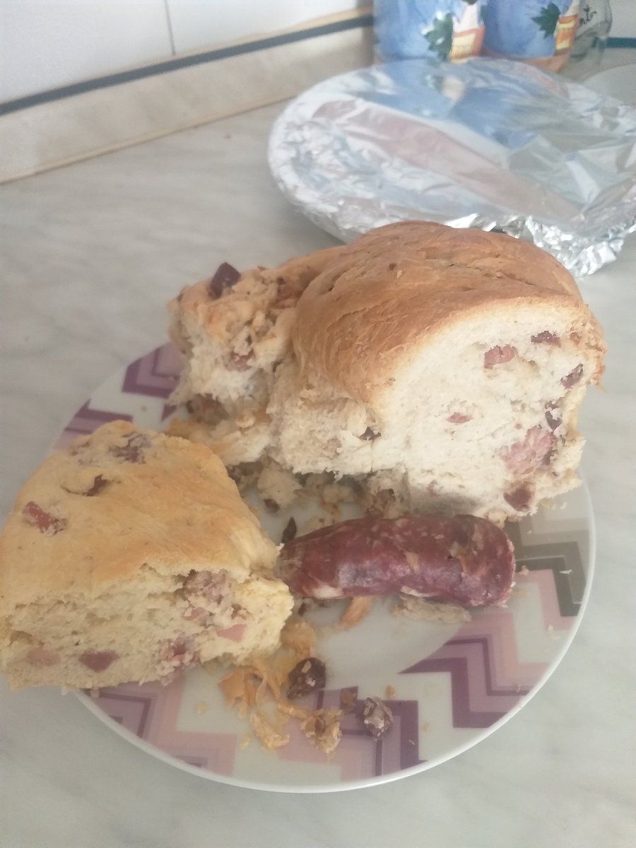 AnnaxLGxTS's tweet image. Ecco il cibo avanzato dal pranzo di oggi #casatiello #rustico #pizzadigrano #EasterFood 🤗👼🏻🍛🍷❤