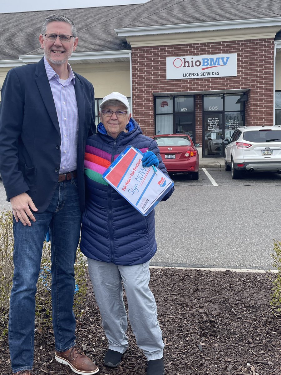 Thank you to Sue and all the volunteers standing in the cold to collect #CitizensnotPoliticians signatures to end gerrymandering in Ohio