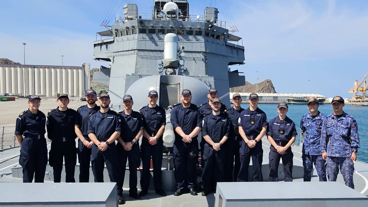 🇯🇵and 🇬🇧stand together for global maritime security 💪 Crews from HMS Lancaster and JS Akebono took the opportunity while alongside to meet and strengthen ties between the Combined Maritime Forces member nations 🤝 #ForwardDeployedT23 #GlobalModernReady #ReadyTogether