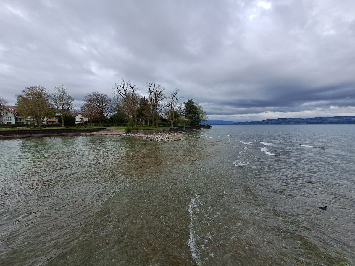 Kein Aprilscherz - das Wetter heute am 01. April 2024 in #Nonnenhorn am #Bodensee. 1.) Kein #Saharastaub 🐫, dadurch klare Sicht. 2.) Echtes #Aprilwetter 🥶 (Temperaturrückgang von ca. 20 °C auf ca. 10 °C) 3.) Nachmittags nachlassender Föhnsturm ↘️