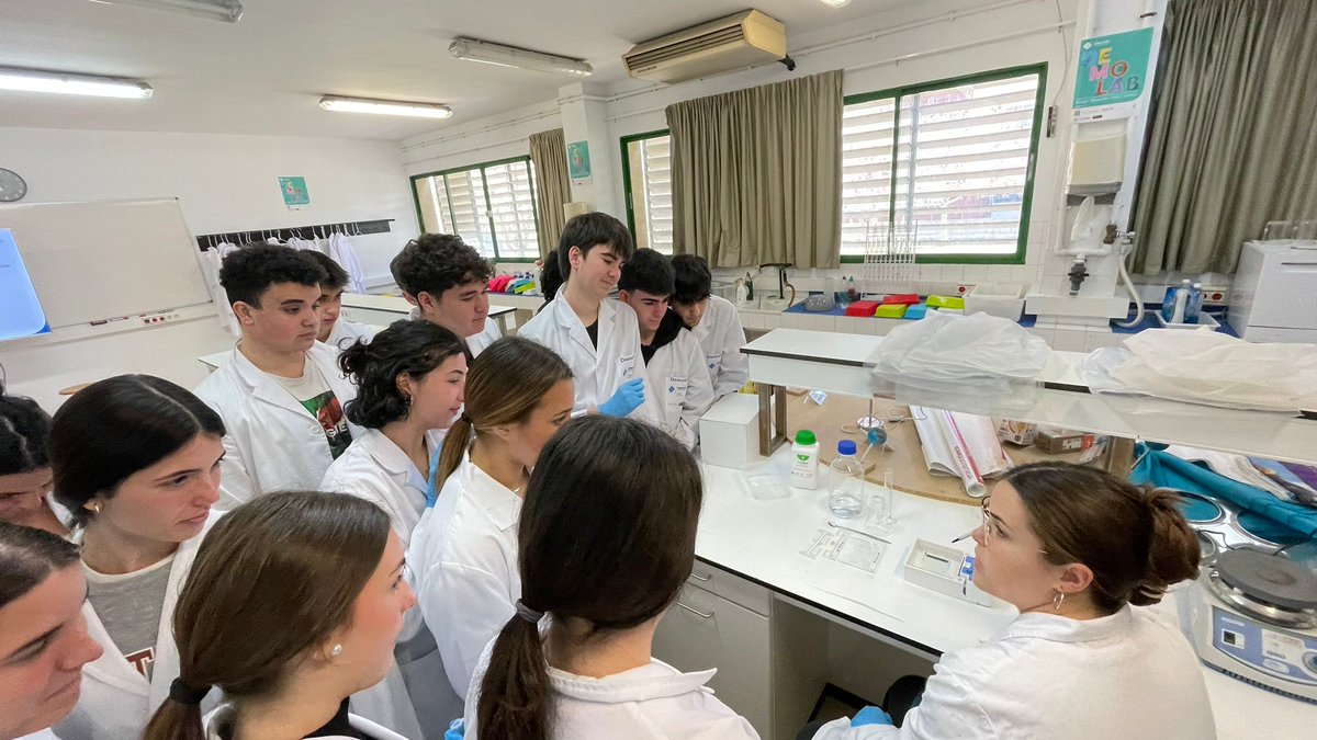 PortUIB's tweet image. Cada setmana acostam la ciència 🦠🔬⚛️🧪a l'alumnat de 4t d'ESO i 1r de batxillerat amb les pràctiques del #DemoLab de la @FCienciesUIB 
📌seras.uib.cat/demolab_demote…
#SeràsUIB
@UIBuniversitat @EDUN_IB