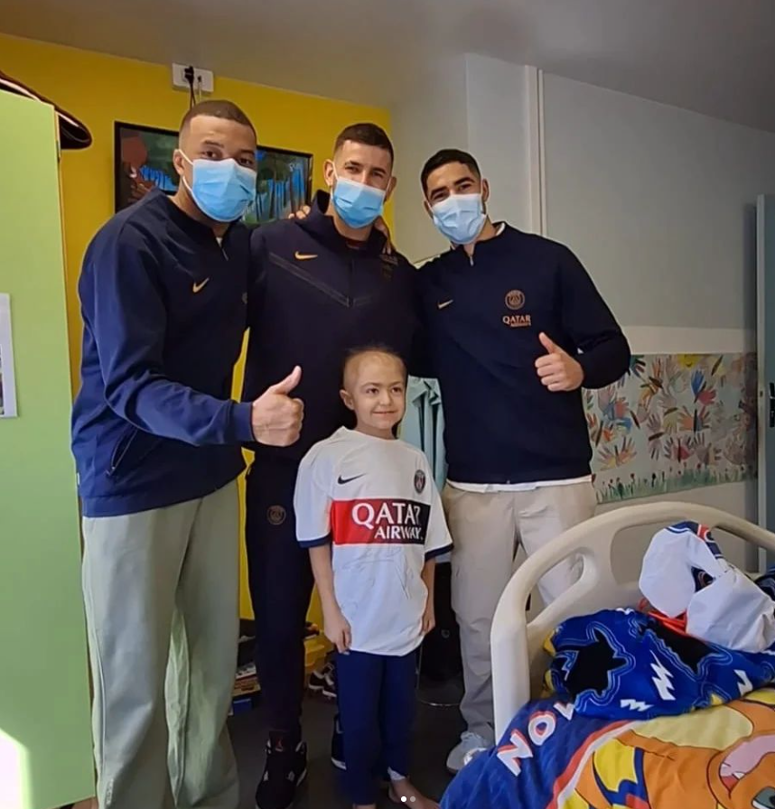 Footballogue's tweet photo. Kylian Mbappé, Lucas Hernandez et Achraf Hakimi ont rendu visite à des enfants malades à l'hôpital Necker aujourd'hui. 🙌❤️

(IG : leonie_delafosse) https://t.co/medZgFoiWw