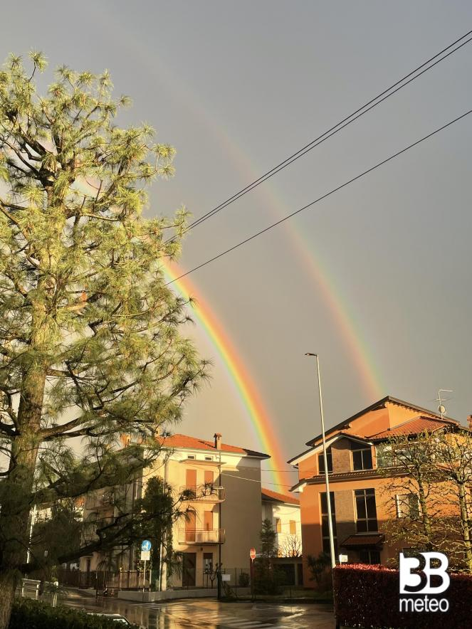 3BMeteo's tweet photo. Alcuni scatti di stupendi #arcobaleni dopo il temporale di oggi nella bergamasca (da fotogallery 3bmeteo) https://t.co/12sGiVmNpS