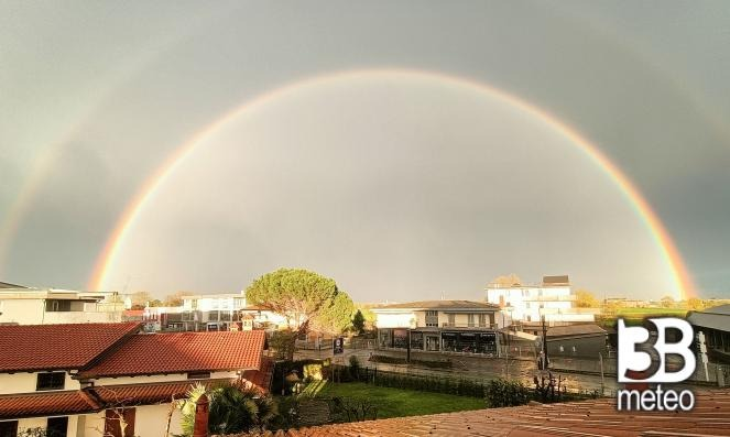 3BMeteo's tweet photo. Alcuni scatti di stupendi #arcobaleni dopo il temporale di oggi nella bergamasca (da fotogallery 3bmeteo) https://t.co/12sGiVmNpS