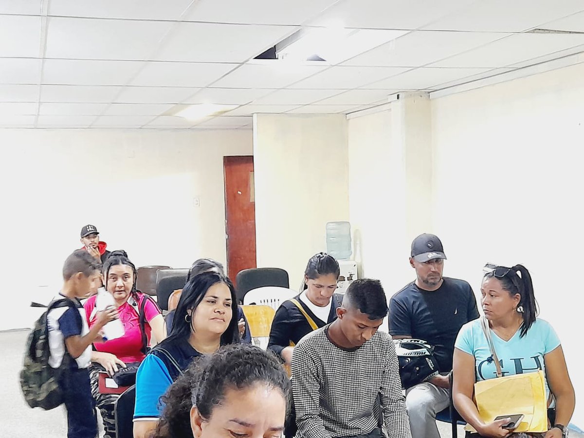 Este #1DeAbril se realizó en el salón Ayacucho del CDCE Aragua,la recepción de currículum Vepp.
#AbrilDeVencedores 
<a href="/NicolasMaduro/">Nicolás Maduro</a> 
<a href="/_LaAvanzadora/">Yelitze Santaella</a> 
@MPPEDUCACION 
<a href="/LeiraSuarezPsuv/">LeyraSuarezPsuv</a> 
<a href="/Soykarinacarpio/">Karina Carpio</a>