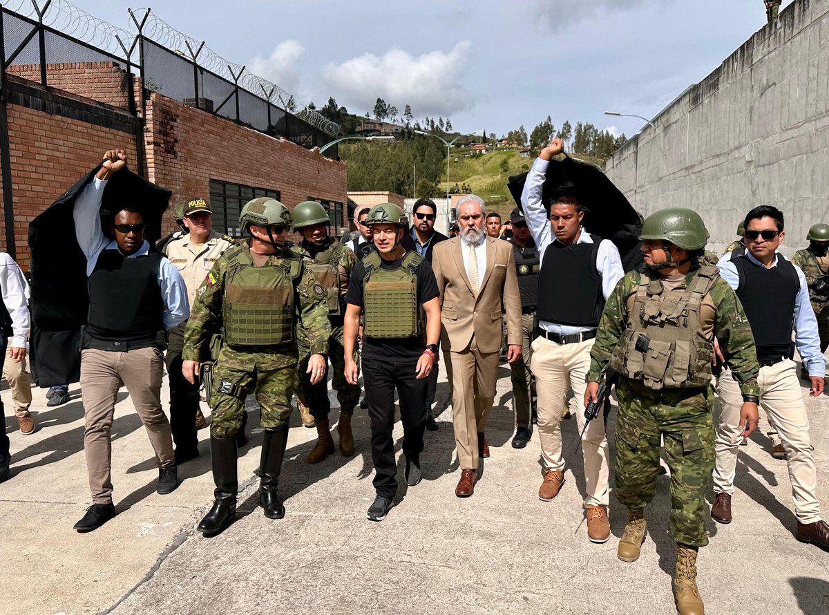 goberazuay's tweet photo. 🤝La visita al CRS #Turi del Presidente @DanielNoboaOk es una muestra del compromiso que ofrece una perspectiva única sobre el sistema carcelario en #Azuay.

⚠️El cierre de un túnel construido por PPLs en épocas anteriores demuestra un gobierno comprometido con la ciudadanía. https://t.co/wrnwHkuEnN