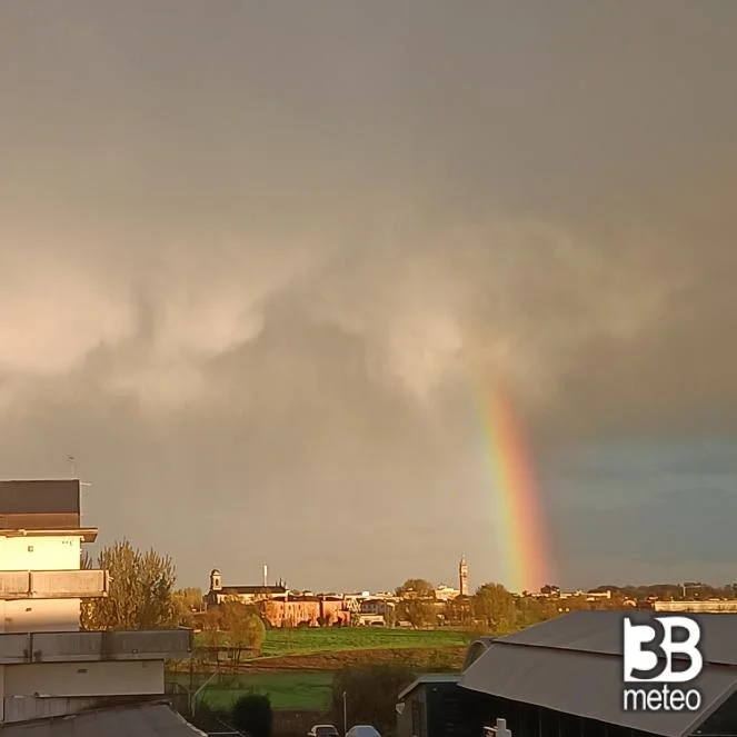 3BMeteo's tweet photo. Alcuni scatti di stupendi #arcobaleni dopo il temporale di oggi nella bergamasca (da fotogallery 3bmeteo) https://t.co/12sGiVmNpS