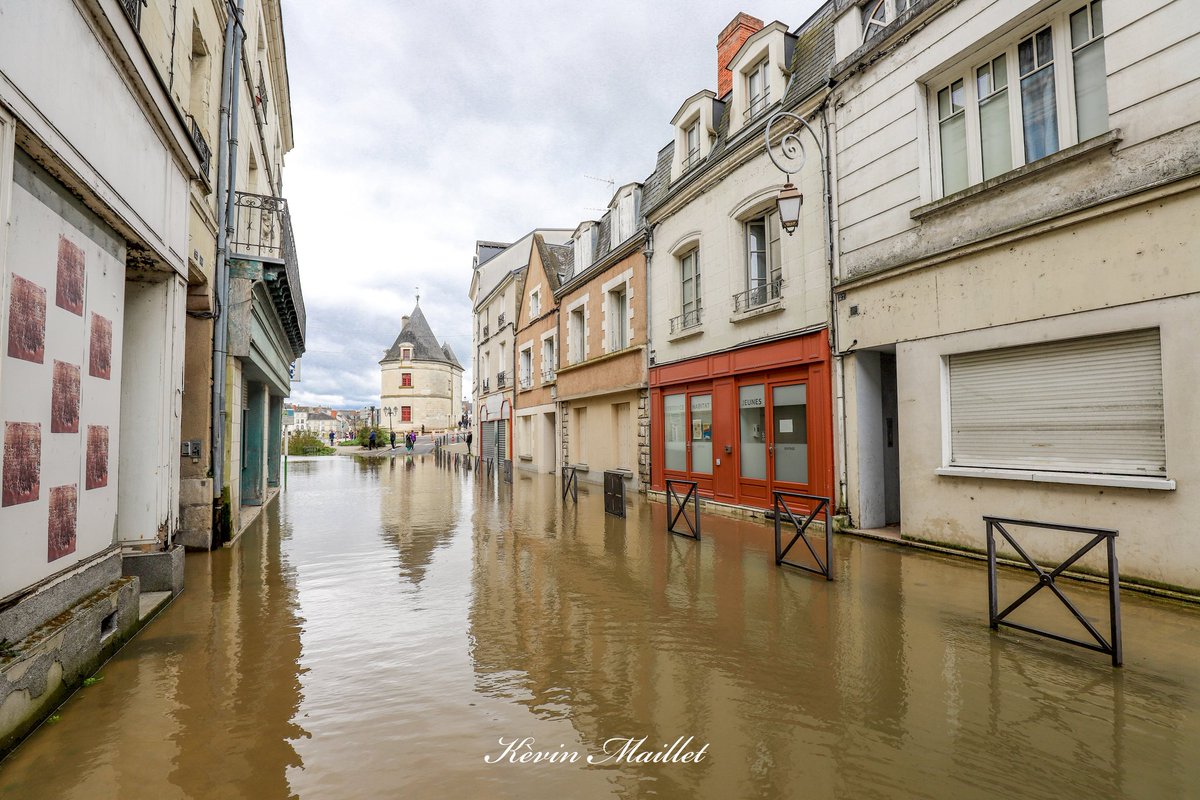 Inondation de la Vienne - Mars 2024
Hauteur de la crue au moment de la photo: 5m31

Grand'Rue de Chateauneuf à Châtellerault 

Canon Eos 6D Mark II L 16-35 mm 

#chatellerault #inondations #crue #vienne86