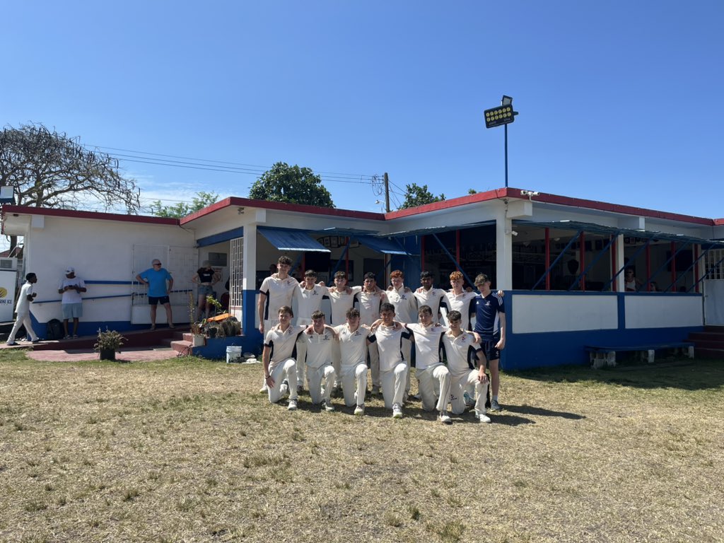 Denstone College finish on 273 all out. St Leonard’s School require 274 from 240 balls to win. Watch live: m.youtube.com/watch?v=d08b_3… #DenstoneSport #BarbadosTour