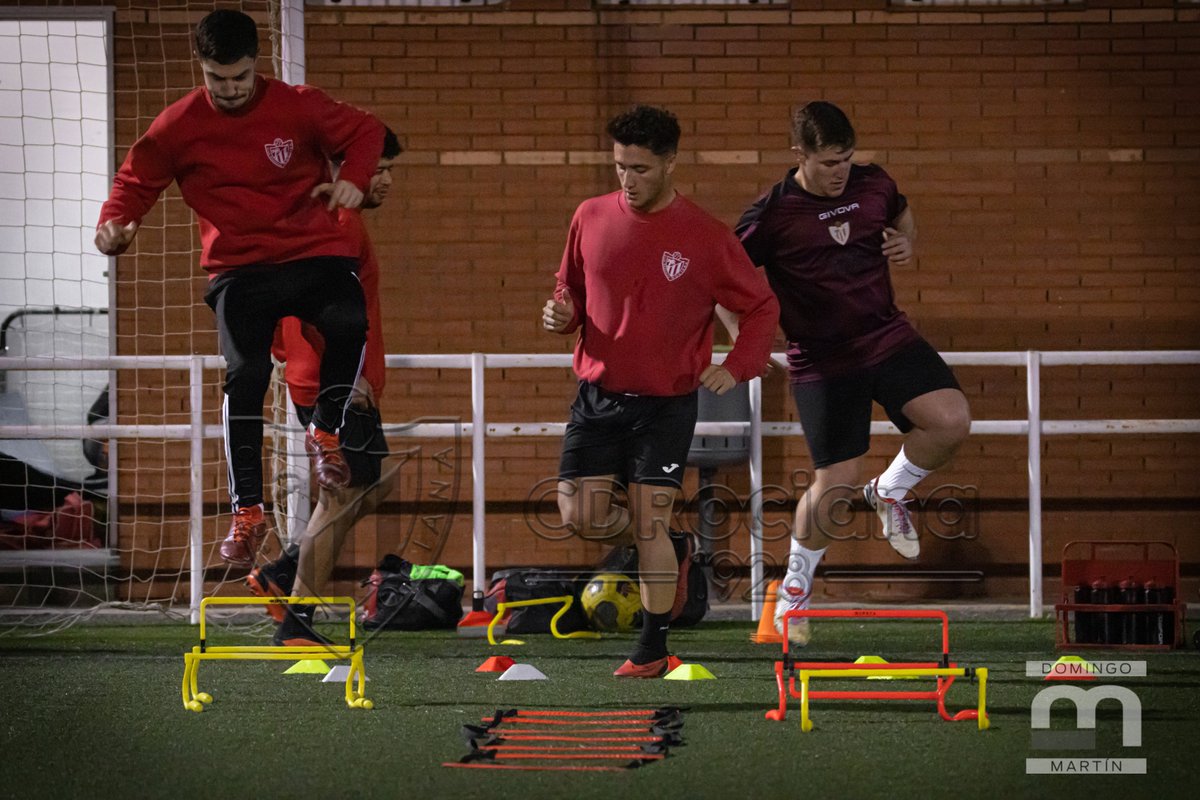 CDRociana's tweet photo. 🔛🆕⚽️

¡𝗩𝘂𝗲𝗹𝘁𝗮 𝗮𝗹 𝘁𝗿𝗮𝗯𝗮𝗷𝗼 𝘁𝗿𝗮𝘀 𝗹𝗮 𝗦𝗲𝗺𝗮𝗻𝗮 𝗦𝗮𝗻𝘁𝗮!

Tras una semana de descanso, nuestro primer equipo, junto a jugadores del @CDRocianaAth, volvió en la tarde - noche de hoy al césped del Manuel Pérez 'Macario' para el primer entrenamiento semanal. https://t.co/rvyrDWitMw