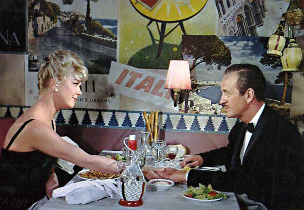 This week, Doris is the original Desperate Housewife in PLEASE DON’T EAT THE DAISIES (1960), paired with a Gin Daisy! 🌼 🍸 cinemasips.com/2024/04/01/ple…