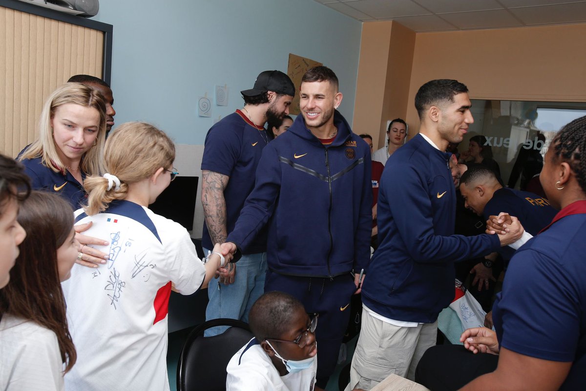 Lucas Hernandez, Achraf Hakimi et Kylian Mbappé ont passé l’après-midi à l’hôpital Necker avec les enfants hospitalisés. ❤️‍🩹 Ils étaient accompagnés par les judokas Romane Dicko et Alpho Djalo, la footballeuse néerlandaise Jackie Groenen et le récent champion d'Europe de handball